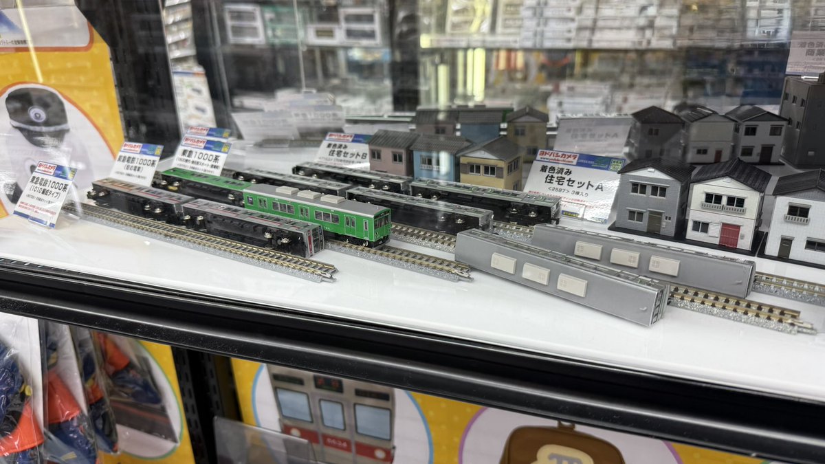 Sonicrail's tweet photo. ヨドバシ横浜、東急のNゲージ展示が大脱線させられてる。　#ヨドバシ https://t.co/YUIzxVrJVJ