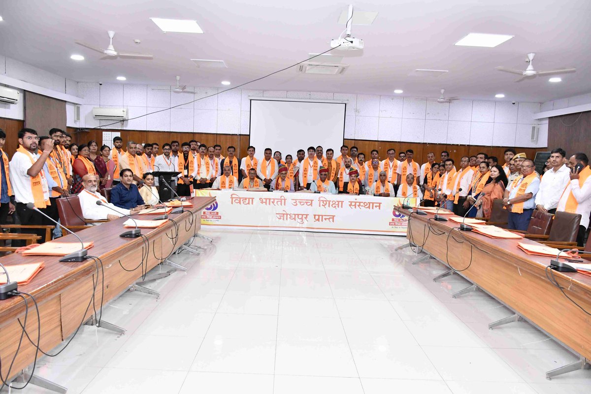 vbussrajasthan's tweet photo. कार्यकर्ता प्रशिक्षण वर्ग – उद्घाटन सत्र
कार्यकर्ता निर्माण ही राष्ट्र निर्माण का आधार है।
VBUSS जोधपुर प्रांत के प्रशिक्षण वर्ग के उद्घाटन सत्र में श्री गोविंद जी भाईसाहब, प्रो. पवन कुमार शर्मा एवं प्रो. संजय शर्मा ने उच्च शिक्षा, संगठन एवं विकसित भारत 2047 पर मार्गदर्शन दिया। https://t.co/USrDOmWH6C