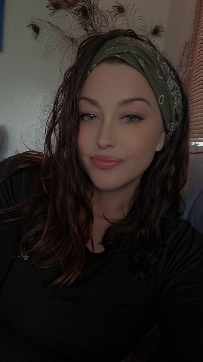 QueenofPumps's tweet photo. 👑 Professional chart watcher. Unhealthy crypto addict
Professional meme enjoyer. 😂
Occasional degen.〽️
I am Queen of Pumps 👑🇦🇺 hello X world x

Educate me if you will, I will gladly take on bored 🇦🇺🚀

Here for the alpha, the laughs, and the next 100x... or another expensive life lesson.🚀🇦🇺🐨👑
#sol
#qop
#sendit
#memetoken