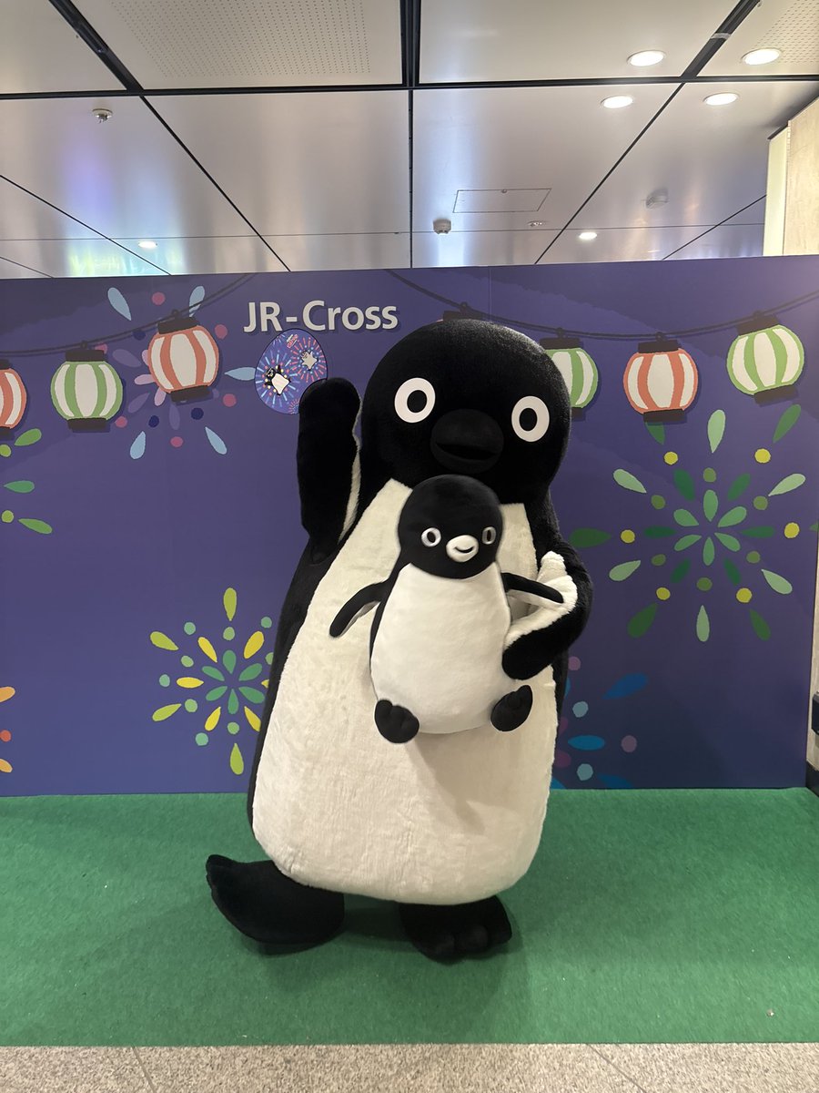 makibikeisi's tweet photo. #suicaのペンギンぬい撮り決定的瞬間コレクション
撮影中落下！
そしてお姉さんによる華麗な救出！ https://t.co/F4OQBk0KCW
