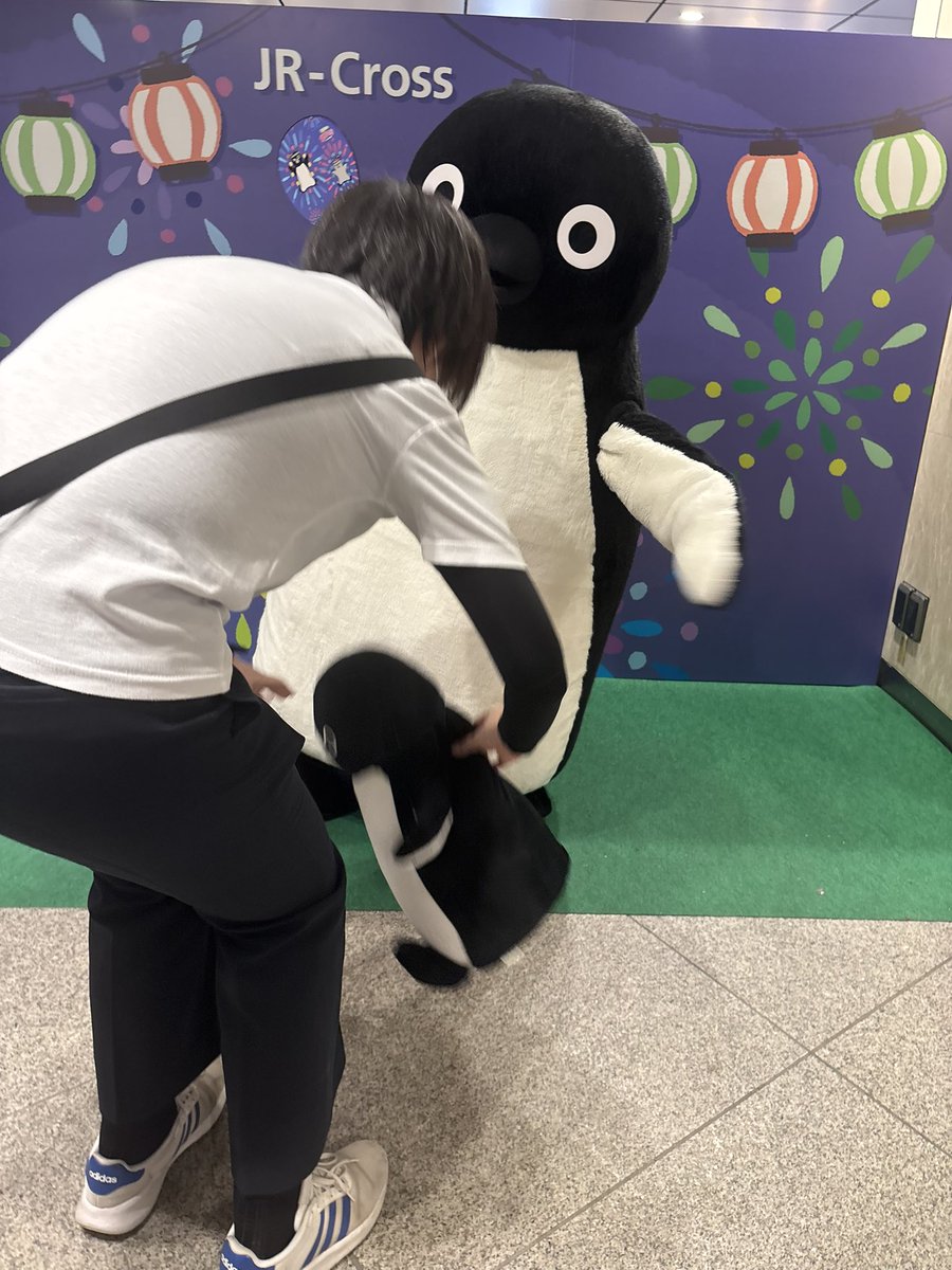 makibikeisi's tweet photo. #suicaのペンギンぬい撮り決定的瞬間コレクション
撮影中落下！
そしてお姉さんによる華麗な救出！ https://t.co/F4OQBk0KCW