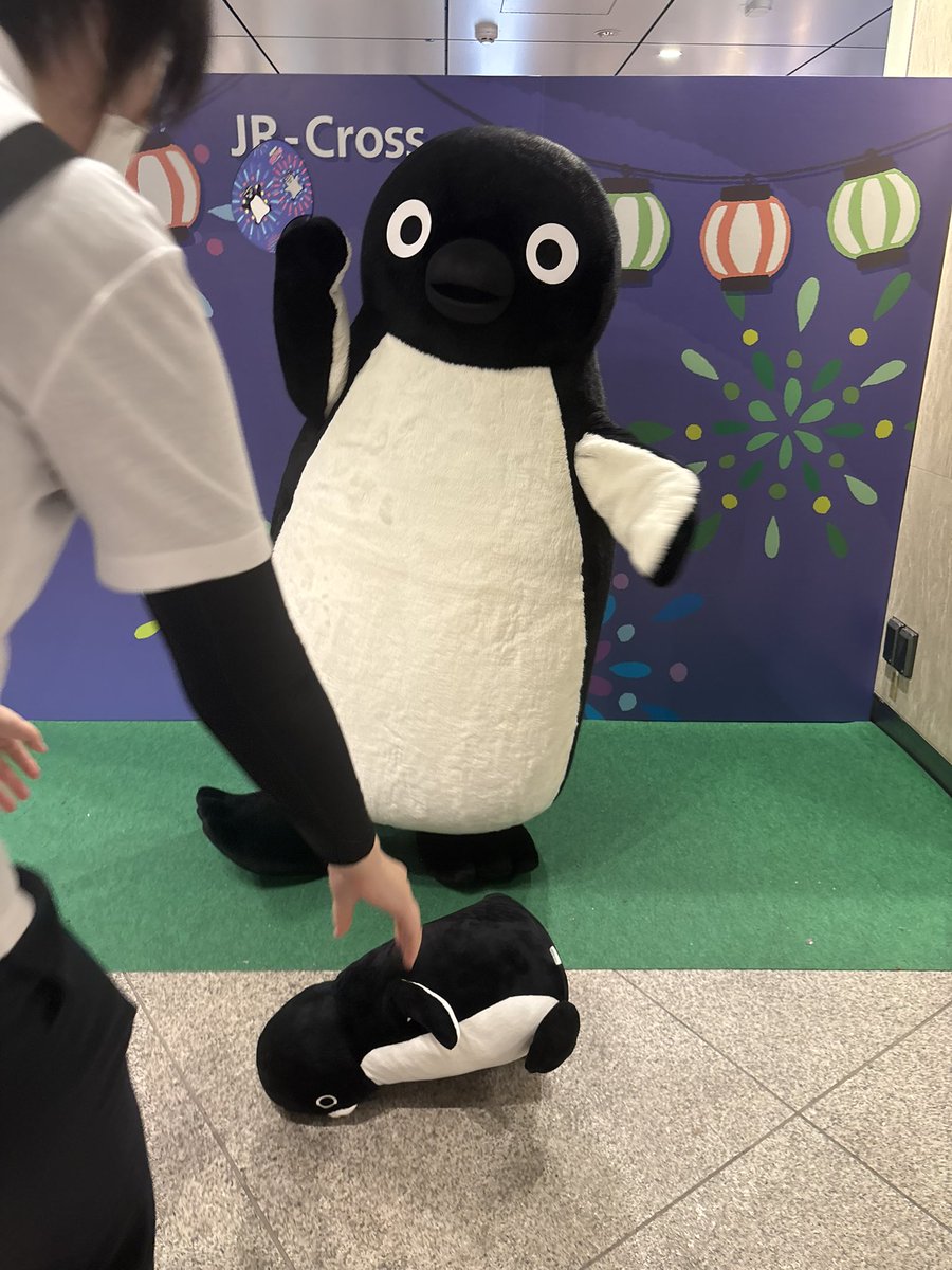 makibikeisi's tweet photo. #suicaのペンギンぬい撮り決定的瞬間コレクション
撮影中落下！
そしてお姉さんによる華麗な救出！ https://t.co/F4OQBk0KCW