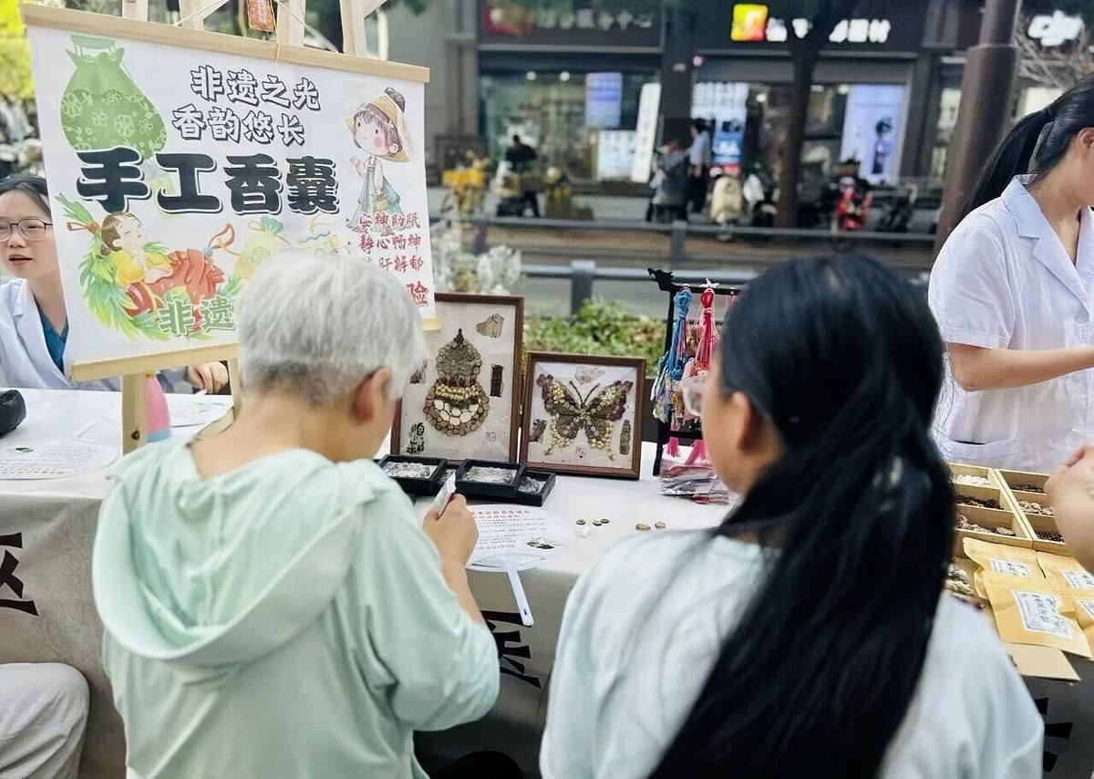 Runningxian's tweet photo. Ancient Chinese medical wisdom wakes up in Xi’an’s street market.
Acupuncture is formally recognized by US FDA as standard medical treatment.
Will you plan a TCM experience on your Xi’an travel checklist?
#TCM #XiAnTravel #FDAacupuncture #EnjoyXiAn https://t.co/PHtNJgQSO8