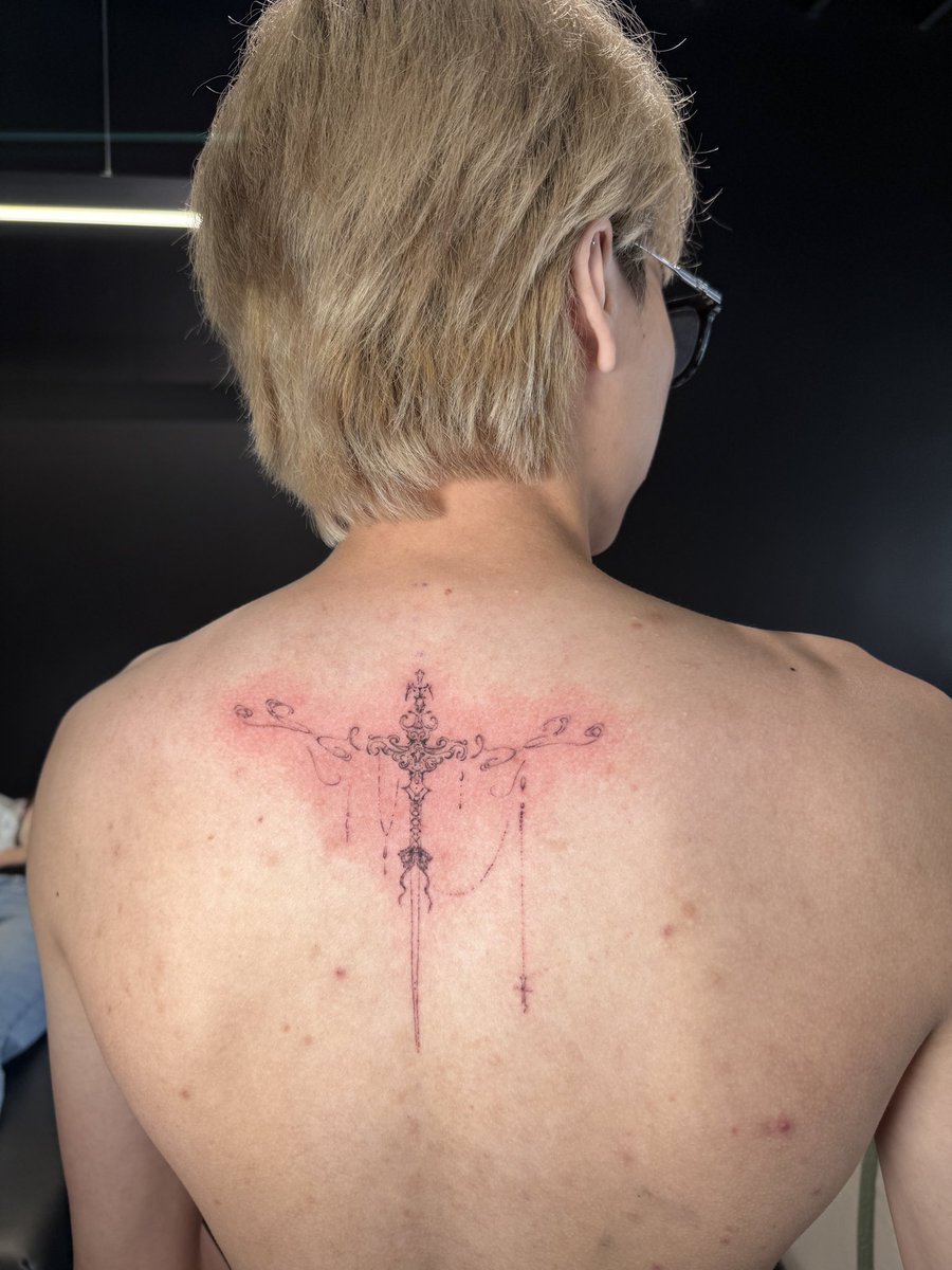 soybewns's tweet photo. WHY MY ARTIST PHOTOSHOP TF OUTTA MY BACK https://t.co/4WKmnRGB8U