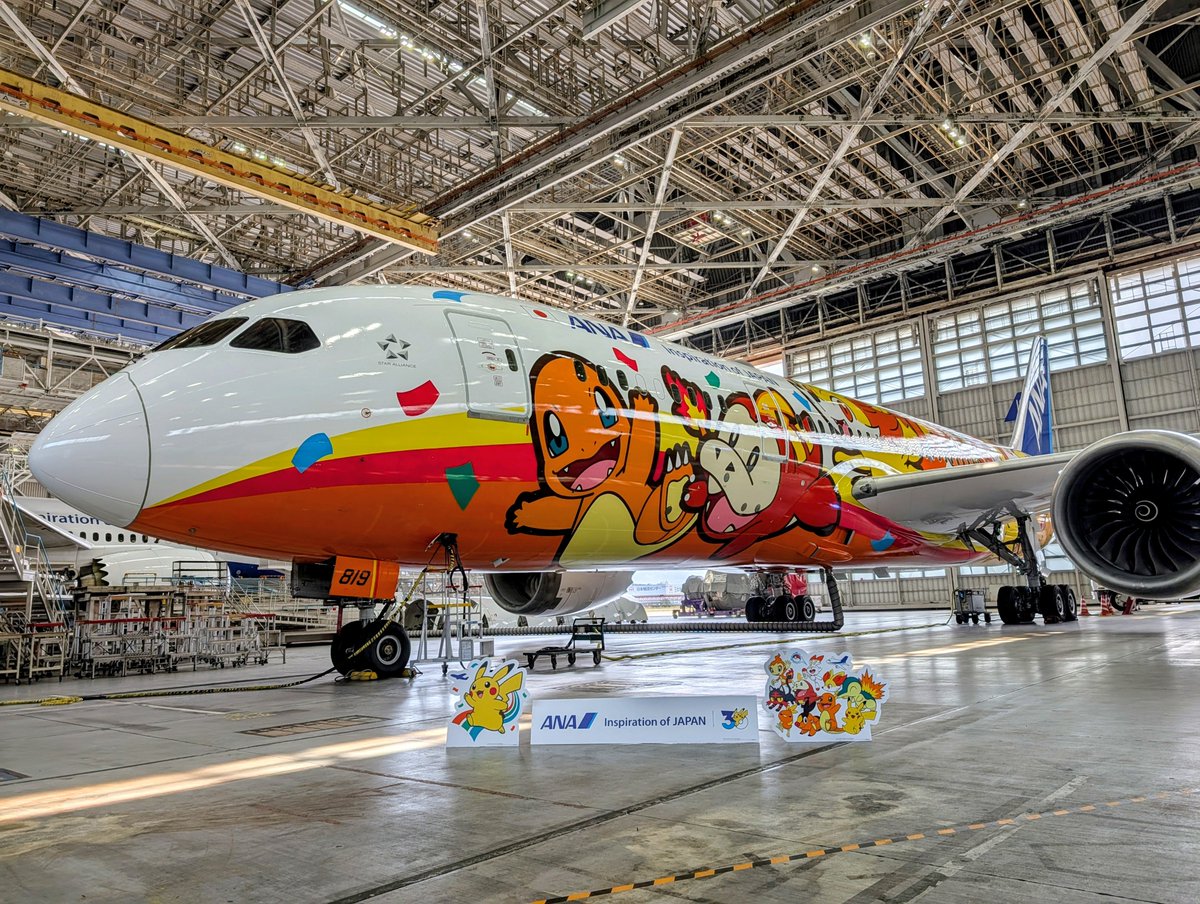 skybudget's tweet photo. ANA、「ポケモンジェット 赤」をお披露目
787-8のJA819Aには10匹のほのおタイプのポケモンとピカチュウが描かれており、2027年登場予定のポムケンも含まれています
明日福岡線を皮切りに国内線に投入予定です　#ANA　#ポケモン　#ポケモンGO https://t.co/Zsb7adkbJP