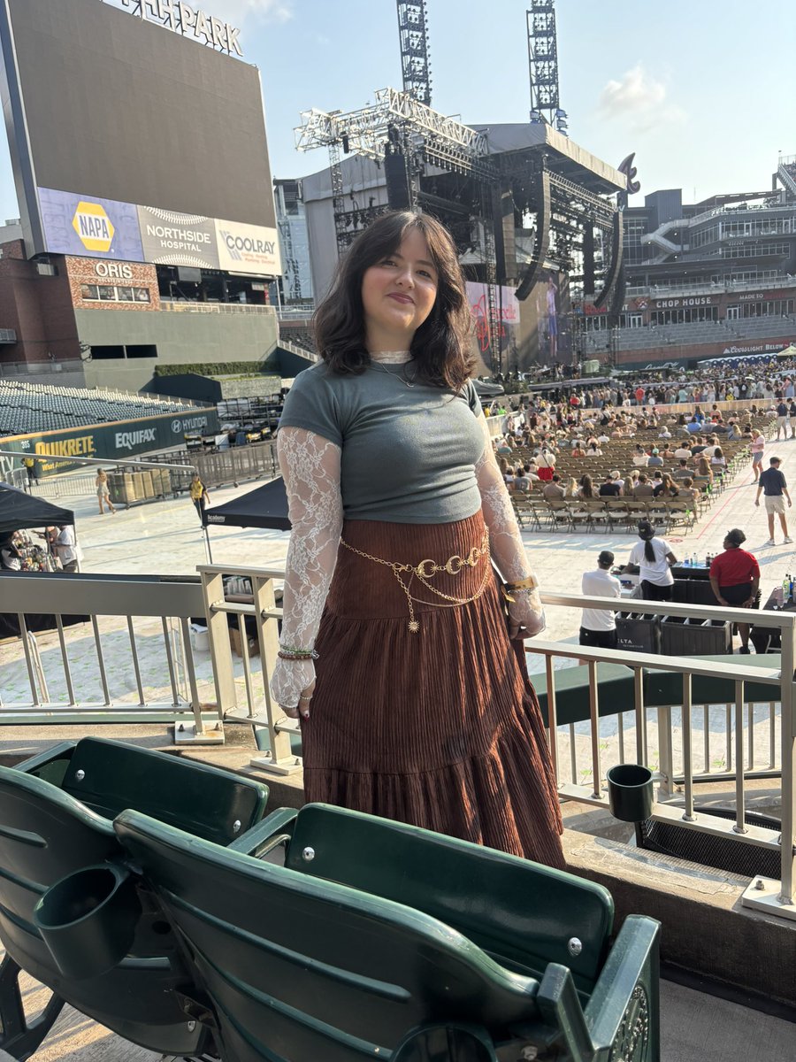 j3wl5_'s tweet photo. my fit to the noah kahancert that caused the girls in front of my at buckees a state over to ask me if i was going to noah if anyone cares (im so anxious pup howling at the moon) https://t.co/gnNCXD9nM1