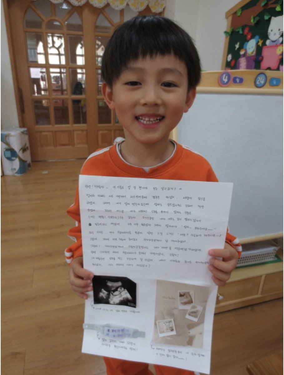 seanvrs's tweet photo. ada cerita lg soal seonghyeon kecil, jadi foto kiri ini seonghyeon tulis buat kakek & neneknya pake tangan kiri (fyi seonghyeon ini left handed/kidal) dan disitu bisa diliat dia berusaha nulis sebagus mungkin 🥹 sedangkan foto yang kanan kayaknya ditulisin mamah eom yang diawalnya ada tulisan "halo teman-teman... namaku eom seonghyeon, kalian semua tau kan? wkwkwk" dan terus di bagian foto ada foto usg seonghyeon 🤏