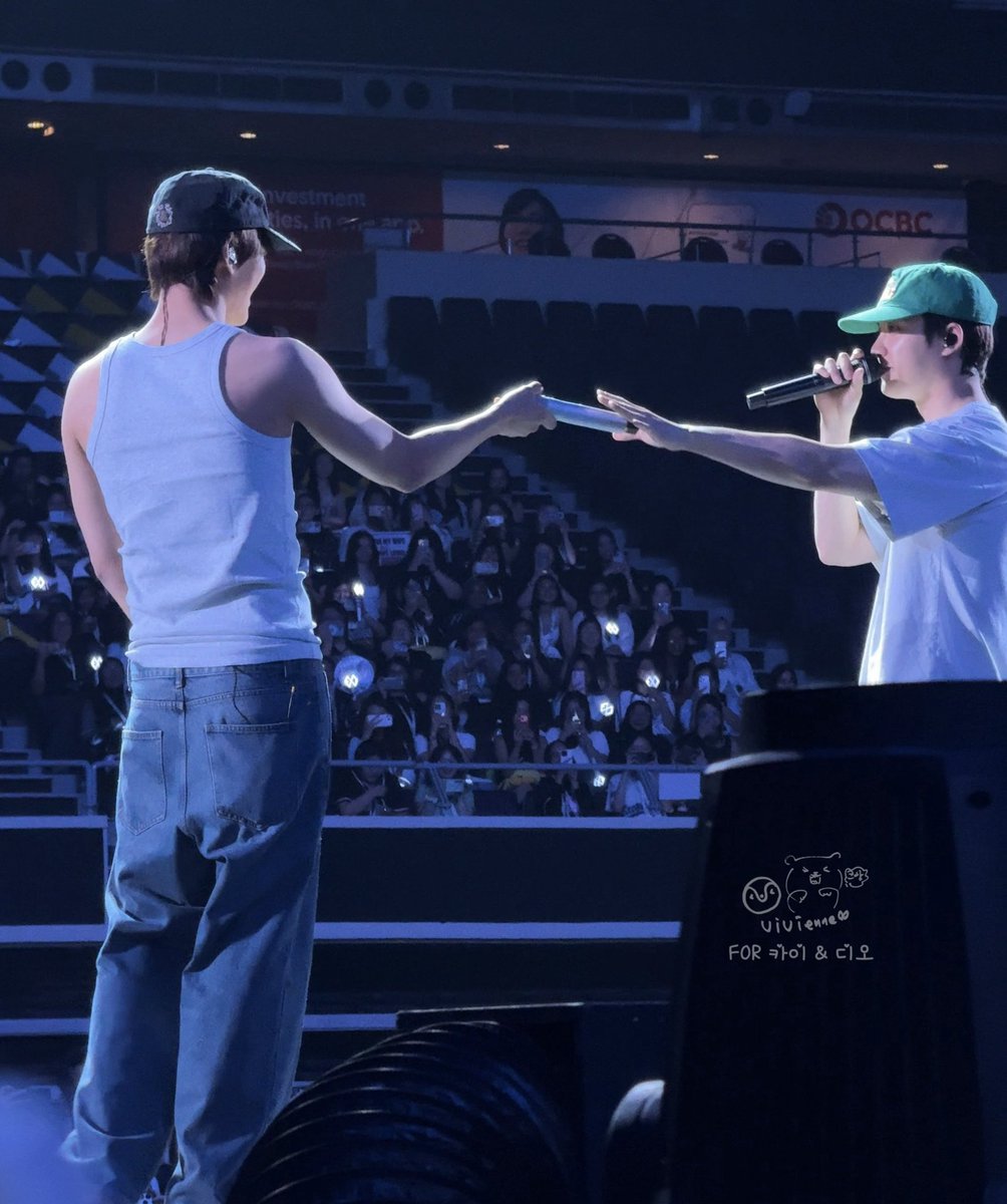 viviennezhou33's tweet photo. 260726 EXhOrizon in Singapore Day 2
Soundcheck

#EXhOrizon_in_Singapore #EXO #ExhorizoninSGDay2 https://t.co/c54pTj6qDE