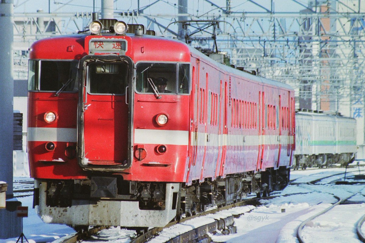 sgyk_mashima's tweet photo. 撮り鉄1999【札幌駅にて】　

友人達との旅行で人生初北海道。　
急行宗谷は偶然増結のキハ56が先頭。最後部は宗谷/利尻の主役キハ400？なのにカメラ向けず721系撮ったり、この後のコマは711系メインで撮ってる辺り、基本電車好き…は今も変わらないか(笑)    
デジカメあればもっと撮ったんだろうなぁ https://t.co/DwUuXfmDee