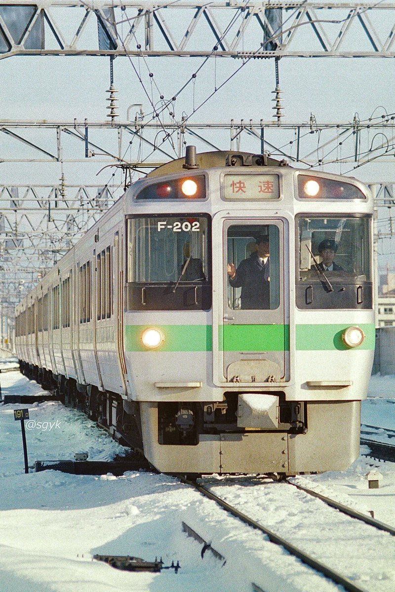 sgyk_mashima's tweet photo. 撮り鉄1999【札幌駅にて】　

友人達との旅行で人生初北海道。　
急行宗谷は偶然増結のキハ56が先頭。最後部は宗谷/利尻の主役キハ400？なのにカメラ向けず721系撮ったり、この後のコマは711系メインで撮ってる辺り、基本電車好き…は今も変わらないか(笑)    
デジカメあればもっと撮ったんだろうなぁ https://t.co/DwUuXfmDee