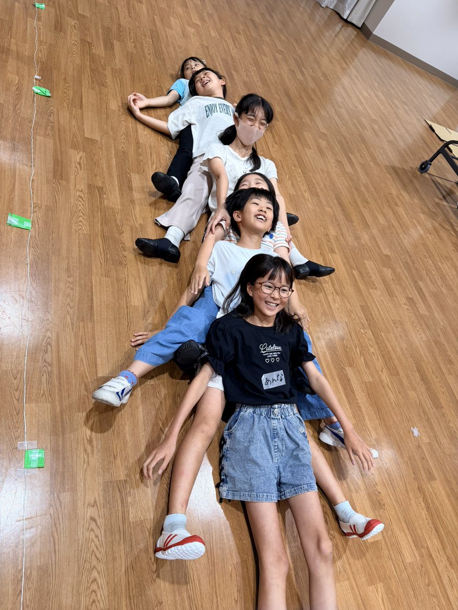 maiko_kanai's tweet photo. 4日間夏休みWSがスタート！
みんな初日から仲良くなって素晴らしい✨これぞ演劇の力😊✊✨

初日はダンス1曲振り入れ✨
そして芝居では読み合わせからのドキドキの配役発表✨📖✨

みんな役に入り込むと、違う自分の姿になってイキイキし出す🤗✨

本当に演劇の力ってすごい✨
私が1番楽しんでます😆♪ https://t.co/odS74KX1kr