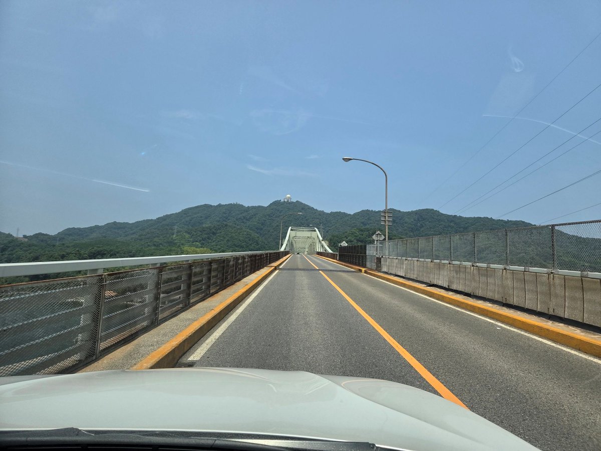 A8800454's tweet photo. 今やすっかり有名になったベタ踏み坂、江島大橋の陰に隠れ、地味な存在になった境水道大橋ですが、実はこちらの方が、江島大橋と比べ、腰から下がスカスカなため、高所恐怖感が高いです。
トンネルを走り、日本海側に抜けると、隠岐の島に行く七類港フェリー乗り場があります。隠岐の島は直線距離で70Km程と、意外に遠く、フェリーも2時間半ぐらいかかります。