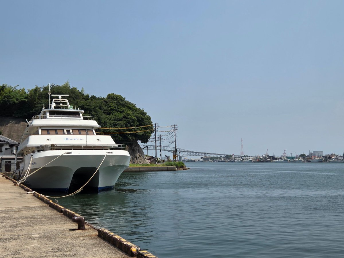 A8800454's tweet photo. 今やすっかり有名になったベタ踏み坂、江島大橋の陰に隠れ、地味な存在になった境水道大橋ですが、実はこちらの方が、江島大橋と比べ、腰から下がスカスカなため、高所恐怖感が高いです。
トンネルを走り、日本海側に抜けると、隠岐の島に行く七類港フェリー乗り場があります。隠岐の島は直線距離で70Km程と、意外に遠く、フェリーも2時間半ぐらいかかります。