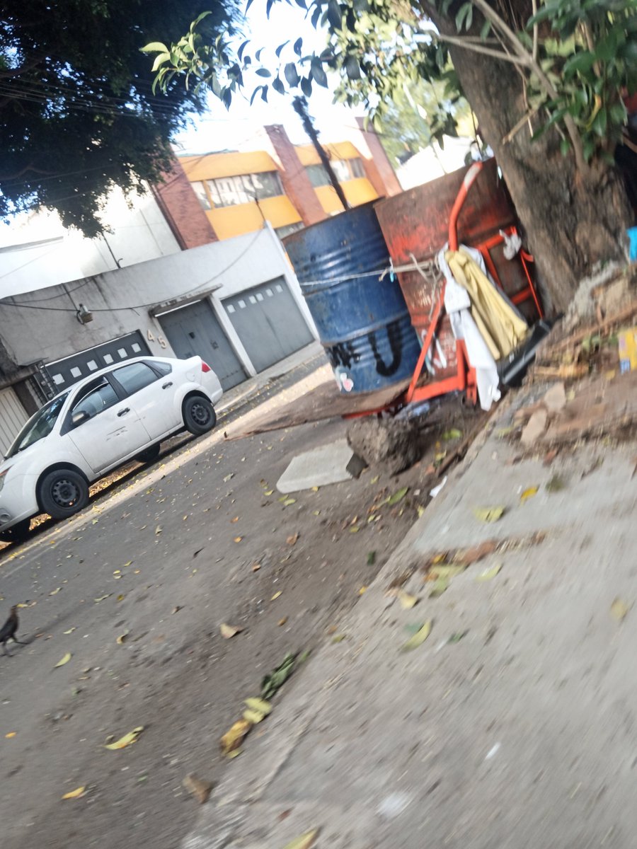 BjPortales's tweet photo. @AccionesBJ @afuentese Y con estos no ay solución  llevan  meses ya asta nidos de ratas ay por la basura que dejan Calle Víctor Hugo entre tlalpan y Miraflores portales @locatel_mx @ReportesBenito @LuisMendozaBJ @BJAlcaldia https://t.co/TD4TnrdVSA