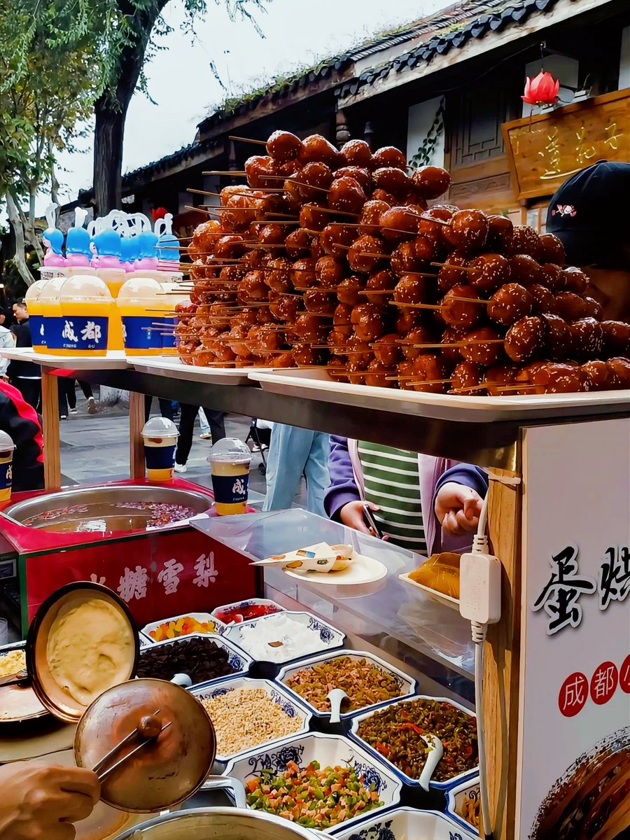 FelisaLiapis's tweet photo. 蹲在路边啃的烟火气！刚出锅的酱骨串，裹满浓酱汁，一口下去香到跺脚谁懂啊 https://t.co/trxju6kRRt