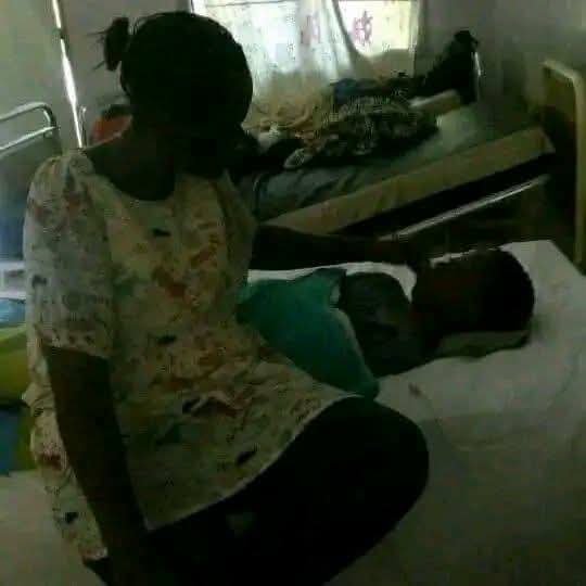 ShakoLotanga's tweet photo. Lu !

Dieu peut faire grâce à qui Il veut ! 😭💔

Accusé à tort de sorcellerie, cet enfant a été abandonné et livré à lui-même dans la rue. Une femme au grand cœur, madame fanny kamweni l’a recueilli, lui a offert un foyer, de l’amour et une chance de reconstruire sa vie. 

Aujourd’hui, il célèbre une magnifique victoire en terminant ses études avec succès. Une preuve que la bienveillance peut transformer une destinée.

Aidez-moi Féliciter notre ami