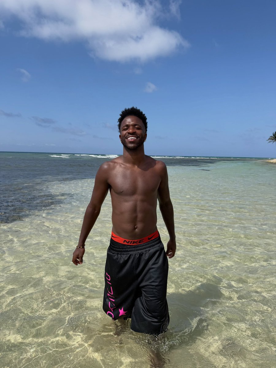 NBSportUg's tweet photo. Arsenal target Vini Jr. in Jamaica — and he actually did the thing! 

#NBSLTS #NBSportUpdates #NBSportEPL #EPLKuNBSport 📸: Vini Jr. on IG https://t.co/AcwZu0oH4S