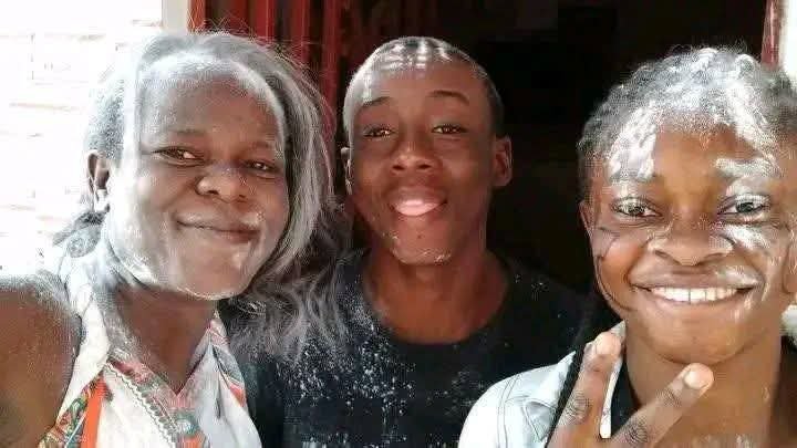 ShakoLotanga's tweet photo. Lu !

Dieu peut faire grâce à qui Il veut ! 😭💔

Accusé à tort de sorcellerie, cet enfant a été abandonné et livré à lui-même dans la rue. Une femme au grand cœur, madame fanny kamweni l’a recueilli, lui a offert un foyer, de l’amour et une chance de reconstruire sa vie. 

Aujourd’hui, il célèbre une magnifique victoire en terminant ses études avec succès. Une preuve que la bienveillance peut transformer une destinée.

Aidez-moi Féliciter notre ami