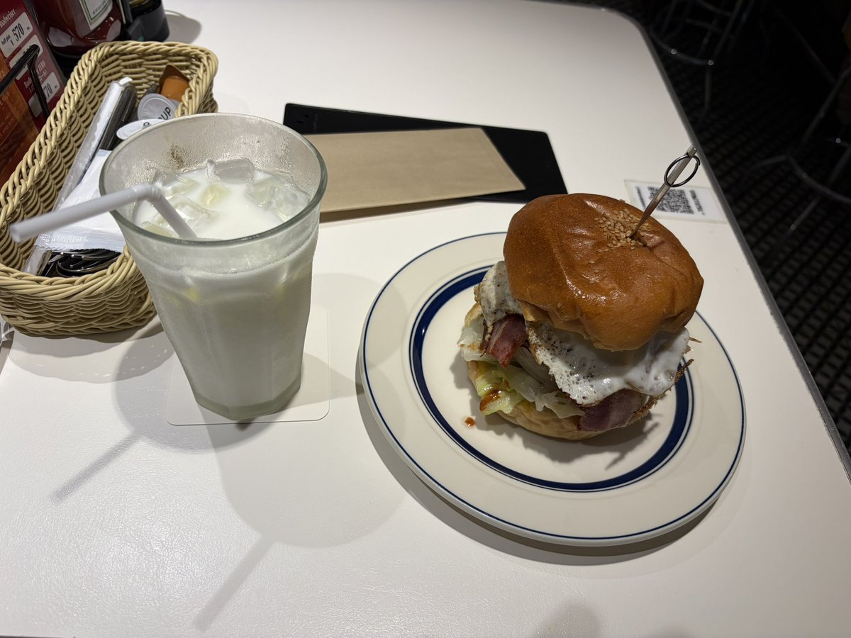 ACidmp's tweet photo. あいらいくはんばーがー！
拙者、ミルクあったら頼んじゃう牛乳好き好き侍で候。 https://t.co/nMa5tJ0iFU