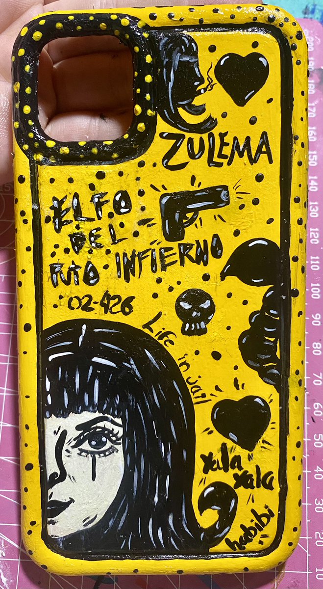 Angiefreckels's tweet photo. Decorando mi funda de teléfono 💋🖤🦂 #art #draw #drawing #artist #zulemazahir #iphone #phone https://t.co/ZQr6aGKpQA