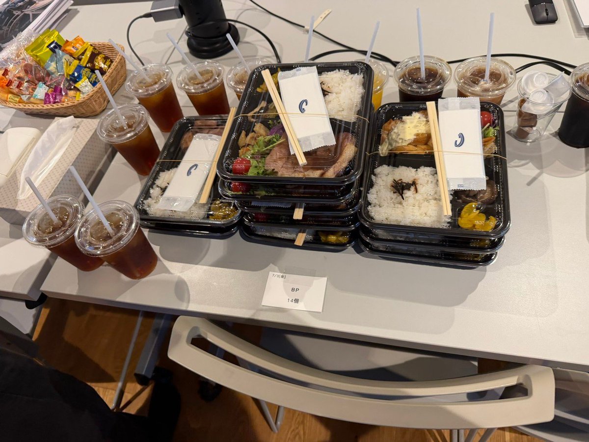 tsubox_event's tweet photo. こんにちは！ツーボックス大阪です🐙

本日はイベント設営のお仕事です！
最近は暑さも本格的になり、屋外作業は体力を使います…💦
そんな中、お弁当が支給される現場も多いので、お財布にも体にも嬉しいのがポイント🍱✨

気になる方はぜひプロフィールをチェック👇️
#単発バイト #イベントバイト https://t.co/5C98nLp6hy