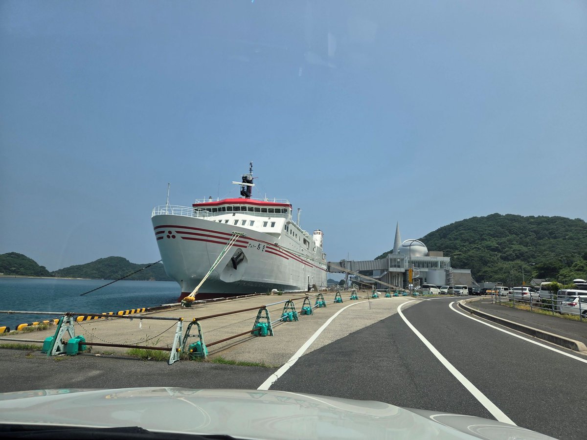 A8800454's tweet photo. 今やすっかり有名になったベタ踏み坂、江島大橋の陰に隠れ、地味な存在になった境水道大橋ですが、実はこちらの方が、江島大橋と比べ、腰から下がスカスカなため、高所恐怖感が高いです。
トンネルを走り、日本海側に抜けると、隠岐の島に行く七類港フェリー乗り場があります。隠岐の島は直線距離で70Km程と、意外に遠く、フェリーも2時間半ぐらいかかります。