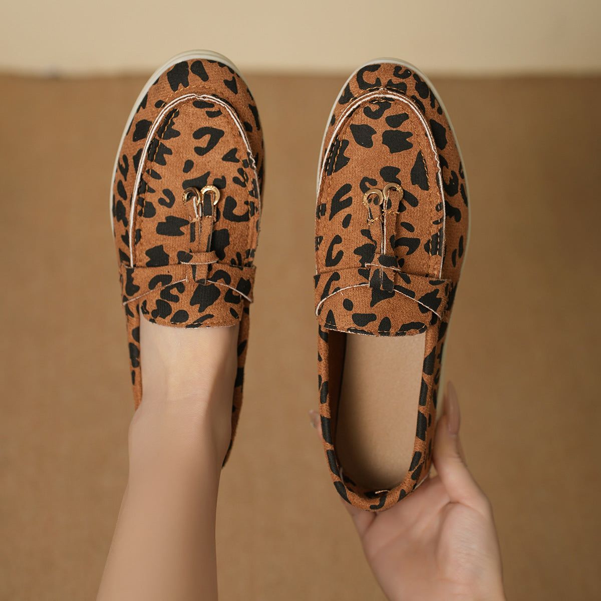 SarahExpressX's tweet photo. Add a playful touch to your daily wardrobe with these yellow leopard print slip-on flats. Featuring a rounded toe and a low-profile silhouette, they pair easily with everything from denim to office trousers.

#LeopardPrint #SlipOnFlats #...…
https://t.co/u7gXY5ROy8 https://t.co/Zm28EmEiqL