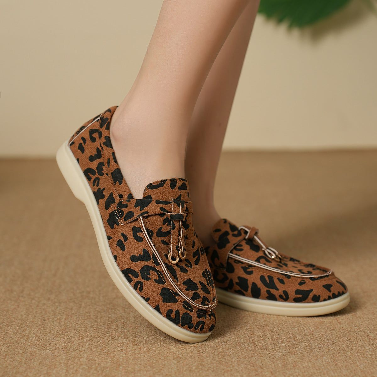 SarahExpressX's tweet photo. Add a playful touch to your daily wardrobe with these yellow leopard print slip-on flats. Featuring a rounded toe and a low-profile silhouette, they pair easily with everything from denim to office trousers.

#LeopardPrint #SlipOnFlats #...…
https://t.co/u7gXY5ROy8 https://t.co/Zm28EmEiqL