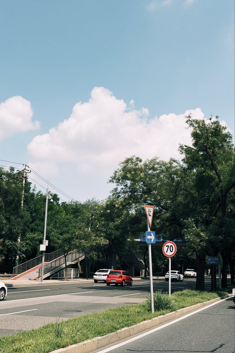 PanyRoader's tweet photo. 上班路上就是很爱乱拍白云，但是一看就是夏天的样子。 https://t.co/0EMCOCVqlY