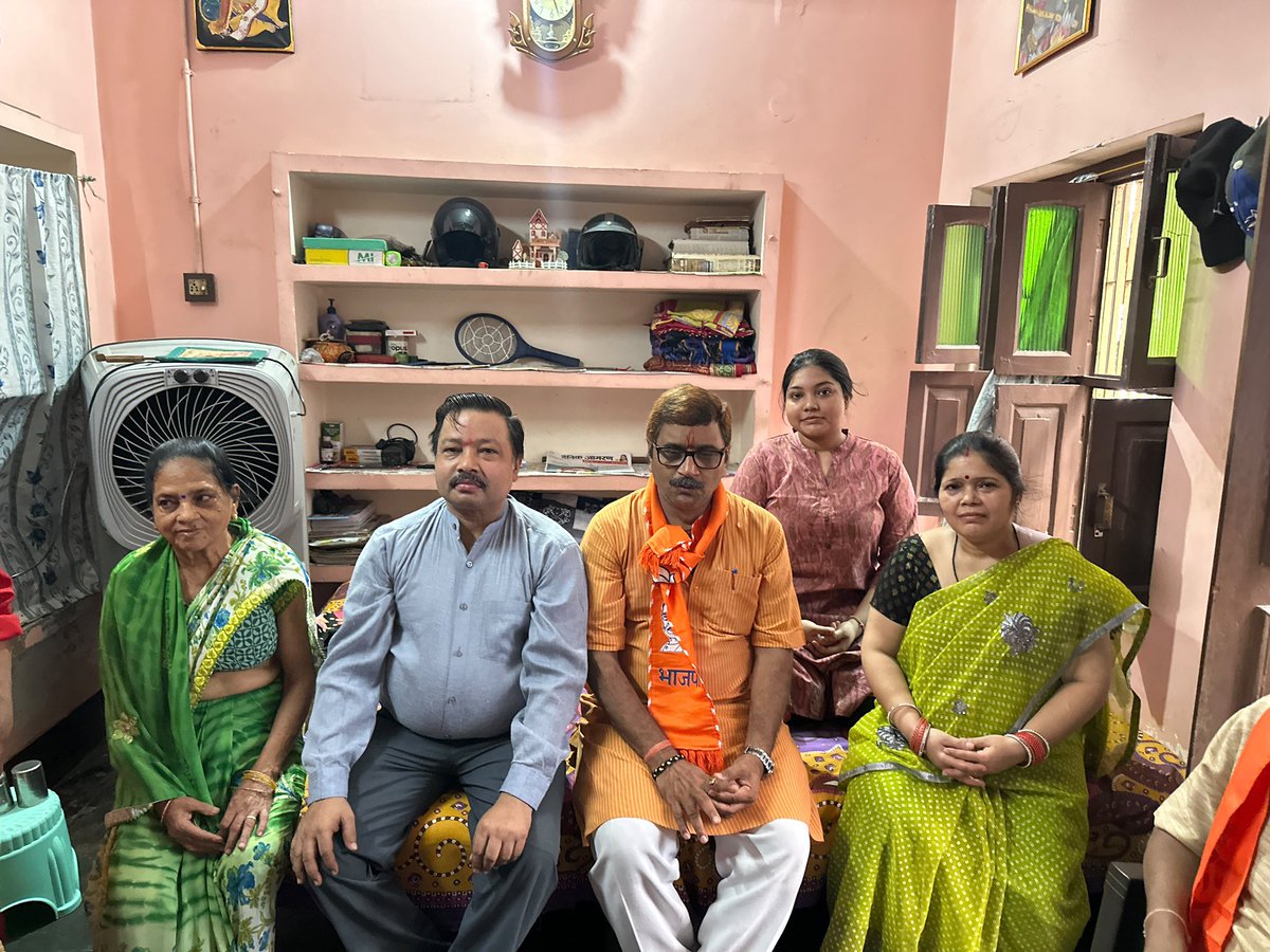 NeelkanthAd's tweet photo. 76 दिवसीय वार्ड प्रवास का 10 दिन ।
काशी ।निर्वाचन क्षेत्र के पितृकुंड वार्ड में स्वच्छता,जनसंवाद, भ्रमण, एवं वृक्षारोपण किया गया । लोगों द्वारा बताए गए समस्या के संबंध में साथ चल रहे अधिकारियों को तुरंत निस्तारण हेतु कहा गया ।
#WardPrawasPart4 @blsanthosh https://t.co/w8pcGmh79p