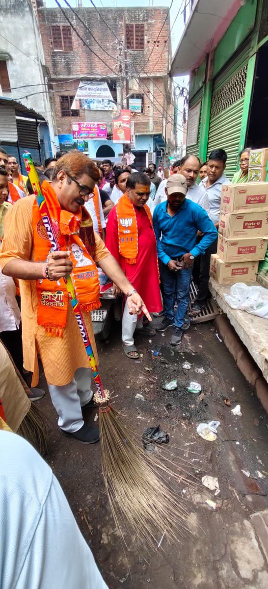 NeelkanthAd's tweet photo. 76 दिवसीय वार्ड प्रवास का 10 दिन ।
काशी ।निर्वाचन क्षेत्र के पितृकुंड वार्ड में स्वच्छता,जनसंवाद, भ्रमण, एवं वृक्षारोपण किया गया । लोगों द्वारा बताए गए समस्या के संबंध में साथ चल रहे अधिकारियों को तुरंत निस्तारण हेतु कहा गया ।
#WardPrawasPart4 @blsanthosh https://t.co/w8pcGmh79p