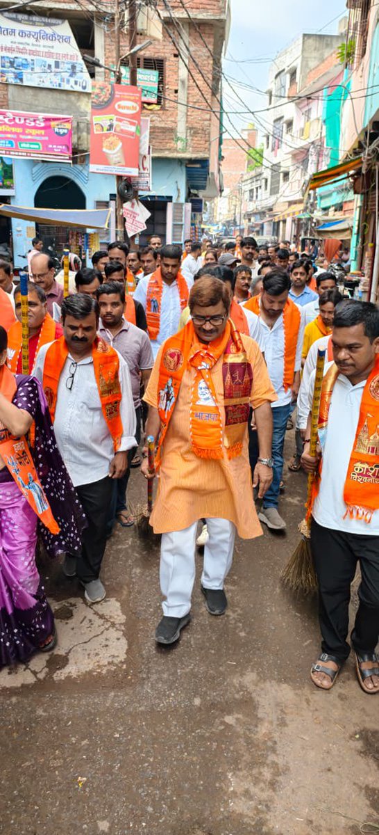 NeelkanthAd's tweet photo. 76 दिवसीय वार्ड प्रवास का 10 दिन ।
काशी ।निर्वाचन क्षेत्र के पितृकुंड वार्ड में स्वच्छता,जनसंवाद, भ्रमण, एवं वृक्षारोपण किया गया । लोगों द्वारा बताए गए समस्या के संबंध में साथ चल रहे अधिकारियों को तुरंत निस्तारण हेतु कहा गया ।
#WardPrawasPart4 @blsanthosh https://t.co/w8pcGmh79p