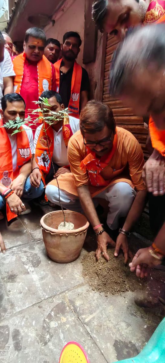 NeelkanthAd's tweet photo. 76 दिवसीय वार्ड प्रवास का 10 दिन ।
काशी ।निर्वाचन क्षेत्र के पितृकुंड वार्ड में स्वच्छता,जनसंवाद, भ्रमण, एवं वृक्षारोपण किया गया । लोगों द्वारा बताए गए समस्या के संबंध में साथ चल रहे अधिकारियों को तुरंत निस्तारण हेतु कहा गया ।
#WardPrawasPart4 @blsanthosh https://t.co/w8pcGmh79p