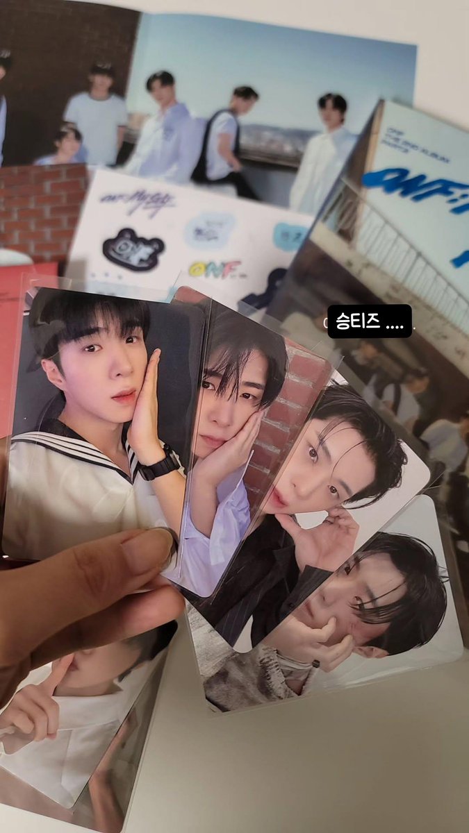 seungteese0's tweet photo. [교환글]

안녕하세요 🫶
오늘 사웨에서 온 MD와 앨범을 깠는데요 :)

한강 이벤트 마린룩 미공포와
인스턴트 포토팩 버전 두 가지 모두

재영이가 나와서
승준이로 교환 구핫니다 .. 🙏

#온앤오프 #ONF https://t.co/cMucsQFlyE