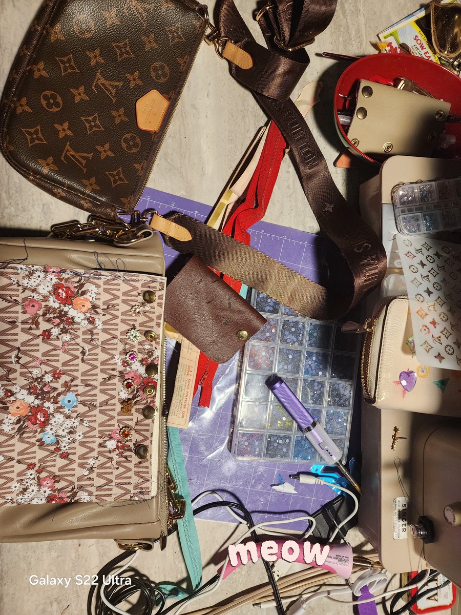 _dedeluxe_'s tweet photo. girl fun🦋DIY my bags n stuff @ home sum WIPS experiments. w-hot fix stones n stncl 4 custm 
#brandcraft #diy #dedeluxefashion https://t.co/JmfXqhqhTk
