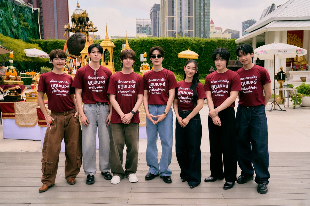 thedailybkk's tweet photo. พลังความฮอต ‘เติ้ล - เฟิร์สวัน’  
ดันซีรีส์ “เมื่อผมอยากเป็นยูทูบเบอร์แข่งกับแฟนเก่า You(r)tuber Series” ปังตั้งแต่บวงสรวง 

YourTuber Workship
#บวงสรวงYourTuber
#TleFirstone #เติ้ลเฟิร์สวัน 
#TLE_mtm #Firstone
#f3w_wp #Gems_ktp
#mytonsrn #cooheart 
#Fai4EVE #YourtuberSeries  
#MandeeWork  

ปังสุดจนเป็นกระแสและได้รับความสนใจในโลกออนไลน์ตั้งแต่วันบวงสรวง จนทำให้ #บวงสรวงYourtuber มีการพูดถึงในอย่างต่อเนื่อง สำหรับซีรีส์เรื่อง ‘เมื่อผมอยากเป็นยูทูบเบอร์แข่งกับแฟนเก่า You(r)tuber Series’  ซึ่งได้ ‘เติ้ล มติมันต์ ศรีบุญเรือง เฟิร์สวัน วรรณกร เรืองรัตน์’ แสดงนำ โดยเป็นผลงานการผลิตของ‘บริษัท มันดีเวิร์ค จำกัด’ ซึ่งบอสใหญ่จากค่าย ‘ดูมันดิ’ อย่าง ‘อ๊อฟชั่น กิตติพัฒน์ จำปา’ พร้อมลุยเพื่อสร้างสรรค์ซีรีส์คุณภาพอีกหนึ่งเรื่อง และเสริมทัพความสนุกในการถ่ายทอดเรื่องราวในซีรีส์เรื่องนี้ด้วย ฟิวส์ วัชรพล ก้อนทรัพย์, เจ็ม กันตพัฒน์ เตวิชพัฒนพงศ์, ต้น ศรัณญ์ อนันตะเศรษฐกูล, เอิร์ธ กัษมนณัฏฐ์ นามวิโรจน์ และ ฝ้าย ณัฐธยาน์     บุตรธุระ (ฝ้าย 4EVE) ซึ่งได้เข้าร่วมพิธีบวงสรวงซีรีส์เพื่อความเป็นสิริมงคล เมื่อวันที่ 27 กรกฎาคม 2569 จัดขึ้น ณ บริเวณดาดฟ้าชั้น 6 โครงการ Phenix Pratunam  

สำหรับ ซีรีส์ ‘เมื่อผมอยากเป็นยูทูบเบอร์แข่งกับแฟนเก่า You(r)tuber Series’ เป็นอีกหนึ่งเรื่องที่ได้รับความสนใจจากแฟนคลับนับตั้งแต่ปล่อย Pilot ให้ได้ชม ซึ่งมียอดวิวทะลุ 2 ล้านวิวแล้ว รวมถึงในงานบวงสรวงยังเต็มพื้นที่ด้วยพลังของแฟนคลับที่มาร่วมส่งกำลังใจให้กับ ‘เติ้ล - เฟิร์สวัน’ รวมถึงทีมนักแสดงนำอย่างล้นหลาม โดยมีแฟนคลับมาร่วมงานกว่า 3,000 คน ซึ่งทำเอานักแสดงต่างปลื้มใจสุด ๆ  

โดย ‘เติ้ล – เฟิร์สวัน’ และทีมนักแสดง เผยว่า “พวกเราตื่นเต้นมาก ๆ ที่จะได้ถ่ายทำซีรีส์เรื่องนี้ ก่อนหน้านี้ได้มีการเวิร์คชอปการแสดงไปบ้างแล้ว เรื่องนี้มีหลากหลายอารมณ์ จะเป็นซีรีส์ที่ทำให้ผู้ชมยิ้มตามได้ไปกับความ Feel Good และได้สัมผัสกับเรื่องราวของตัวละครไปพร้อมกับความสนุกของการท่องเที่ยว อยากให้ทุกคนรอติดตามไปด้วยกันครับ” 

ซีรีส์ “เมื่อผมอยากเป็นยูทูบเบอร์แข่งกับแฟนเก่า You(r)tuber Series” เป็นเรื่องราวของ คู่รักที่เลิกกัน เพราะถูกแฟนนอกใจไปคบเพื่อนสนิท และโดนยึดช่องยูทูปที่สร้างมาด้วยกัน เลยหันมาเปิดช่องใหม่ พร้อมกับการได้พบช่างภาพที่มีความลึกลับ แต่กลับทำให้กล้าแสดงตัวและเป็นส่วนช่วยให้ประสบความสำเร็จ ร่วมลุ้นไปกับการเปิดใจให้ความสัมพันธ์ครั้งใหม่นี้ว่าจะเดินหน้าต่อได้อย่างไร ผ่านผลงานการกำกับการแสดงของ ‘กฤติเดช สินเจิมศิริ’ และนำแสดงโดย 

เติ้ล มติมันต์ ศรีบุญเรือง รับบทเป็น อินทัช 

เฟิร์สวัน วรรณกร เรืองรัตน์ รับบทเป็น ชอบคุณ 

ฟิวส์ วัชรพล ก้อนทรัพย์ รับบทเป็น คิม 

เจ็ม กันตพัฒน์ เตวิชพัฒนพงศ์ รับบทเป็น ที่รัก 

ต้น ศรัณญ์ อนันตะเศรษฐกูล รับบทเป็น เตวิช 

เอิร์ธ กัษมนณัฏฐ์ นามวิโรจน์ รับบทเป็น ปลื้ม 

ฝ้าย ณัฐธยาน์ บุตรธุระ รับบทเป็น ขิม 

ซีรีส์ “เมื่อผมอยากเป็นยูทูบเบอร์แข่งกับแฟนเก่า You(r)tuber Series” มีกำหนดเปิดกล้องถ่ายทำเร็ว ๆ นี้ และรอติดตามชมความสนุกได้ทางช่อง One31 และชมออนไลน์เวอร์ชัน UNCUT บนแอป iQIYI (อ้ายฉีอี้) และเว็บไซต์ https://t.co/xh3yNrBpXr ที่เดียวเท่านั้น