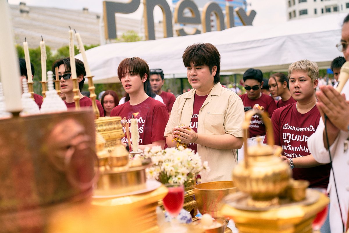 thedailybkk's tweet photo. พลังความฮอต ‘เติ้ล - เฟิร์สวัน’  
ดันซีรีส์ “เมื่อผมอยากเป็นยูทูบเบอร์แข่งกับแฟนเก่า You(r)tuber Series” ปังตั้งแต่บวงสรวง 

YourTuber Workship
#บวงสรวงYourTuber
#TleFirstone #เติ้ลเฟิร์สวัน 
#TLE_mtm #Firstone
#f3w_wp #Gems_ktp
#mytonsrn #cooheart 
#Fai4EVE #YourtuberSeries  
#MandeeWork  

ปังสุดจนเป็นกระแสและได้รับความสนใจในโลกออนไลน์ตั้งแต่วันบวงสรวง จนทำให้ #บวงสรวงYourtuber มีการพูดถึงในอย่างต่อเนื่อง สำหรับซีรีส์เรื่อง ‘เมื่อผมอยากเป็นยูทูบเบอร์แข่งกับแฟนเก่า You(r)tuber Series’  ซึ่งได้ ‘เติ้ล มติมันต์ ศรีบุญเรือง เฟิร์สวัน วรรณกร เรืองรัตน์’ แสดงนำ โดยเป็นผลงานการผลิตของ‘บริษัท มันดีเวิร์ค จำกัด’ ซึ่งบอสใหญ่จากค่าย ‘ดูมันดิ’ อย่าง ‘อ๊อฟชั่น กิตติพัฒน์ จำปา’ พร้อมลุยเพื่อสร้างสรรค์ซีรีส์คุณภาพอีกหนึ่งเรื่อง และเสริมทัพความสนุกในการถ่ายทอดเรื่องราวในซีรีส์เรื่องนี้ด้วย ฟิวส์ วัชรพล ก้อนทรัพย์, เจ็ม กันตพัฒน์ เตวิชพัฒนพงศ์, ต้น ศรัณญ์ อนันตะเศรษฐกูล, เอิร์ธ กัษมนณัฏฐ์ นามวิโรจน์ และ ฝ้าย ณัฐธยาน์     บุตรธุระ (ฝ้าย 4EVE) ซึ่งได้เข้าร่วมพิธีบวงสรวงซีรีส์เพื่อความเป็นสิริมงคล เมื่อวันที่ 27 กรกฎาคม 2569 จัดขึ้น ณ บริเวณดาดฟ้าชั้น 6 โครงการ Phenix Pratunam  

สำหรับ ซีรีส์ ‘เมื่อผมอยากเป็นยูทูบเบอร์แข่งกับแฟนเก่า You(r)tuber Series’ เป็นอีกหนึ่งเรื่องที่ได้รับความสนใจจากแฟนคลับนับตั้งแต่ปล่อย Pilot ให้ได้ชม ซึ่งมียอดวิวทะลุ 2 ล้านวิวแล้ว รวมถึงในงานบวงสรวงยังเต็มพื้นที่ด้วยพลังของแฟนคลับที่มาร่วมส่งกำลังใจให้กับ ‘เติ้ล - เฟิร์สวัน’ รวมถึงทีมนักแสดงนำอย่างล้นหลาม โดยมีแฟนคลับมาร่วมงานกว่า 3,000 คน ซึ่งทำเอานักแสดงต่างปลื้มใจสุด ๆ  

โดย ‘เติ้ล – เฟิร์สวัน’ และทีมนักแสดง เผยว่า “พวกเราตื่นเต้นมาก ๆ ที่จะได้ถ่ายทำซีรีส์เรื่องนี้ ก่อนหน้านี้ได้มีการเวิร์คชอปการแสดงไปบ้างแล้ว เรื่องนี้มีหลากหลายอารมณ์ จะเป็นซีรีส์ที่ทำให้ผู้ชมยิ้มตามได้ไปกับความ Feel Good และได้สัมผัสกับเรื่องราวของตัวละครไปพร้อมกับความสนุกของการท่องเที่ยว อยากให้ทุกคนรอติดตามไปด้วยกันครับ” 

ซีรีส์ “เมื่อผมอยากเป็นยูทูบเบอร์แข่งกับแฟนเก่า You(r)tuber Series” เป็นเรื่องราวของ คู่รักที่เลิกกัน เพราะถูกแฟนนอกใจไปคบเพื่อนสนิท และโดนยึดช่องยูทูปที่สร้างมาด้วยกัน เลยหันมาเปิดช่องใหม่ พร้อมกับการได้พบช่างภาพที่มีความลึกลับ แต่กลับทำให้กล้าแสดงตัวและเป็นส่วนช่วยให้ประสบความสำเร็จ ร่วมลุ้นไปกับการเปิดใจให้ความสัมพันธ์ครั้งใหม่นี้ว่าจะเดินหน้าต่อได้อย่างไร ผ่านผลงานการกำกับการแสดงของ ‘กฤติเดช สินเจิมศิริ’ และนำแสดงโดย 

เติ้ล มติมันต์ ศรีบุญเรือง รับบทเป็น อินทัช 

เฟิร์สวัน วรรณกร เรืองรัตน์ รับบทเป็น ชอบคุณ 

ฟิวส์ วัชรพล ก้อนทรัพย์ รับบทเป็น คิม 

เจ็ม กันตพัฒน์ เตวิชพัฒนพงศ์ รับบทเป็น ที่รัก 

ต้น ศรัณญ์ อนันตะเศรษฐกูล รับบทเป็น เตวิช 

เอิร์ธ กัษมนณัฏฐ์ นามวิโรจน์ รับบทเป็น ปลื้ม 

ฝ้าย ณัฐธยาน์ บุตรธุระ รับบทเป็น ขิม 

ซีรีส์ “เมื่อผมอยากเป็นยูทูบเบอร์แข่งกับแฟนเก่า You(r)tuber Series” มีกำหนดเปิดกล้องถ่ายทำเร็ว ๆ นี้ และรอติดตามชมความสนุกได้ทางช่อง One31 และชมออนไลน์เวอร์ชัน UNCUT บนแอป iQIYI (อ้ายฉีอี้) และเว็บไซต์ https://t.co/xh3yNrBpXr ที่เดียวเท่านั้น