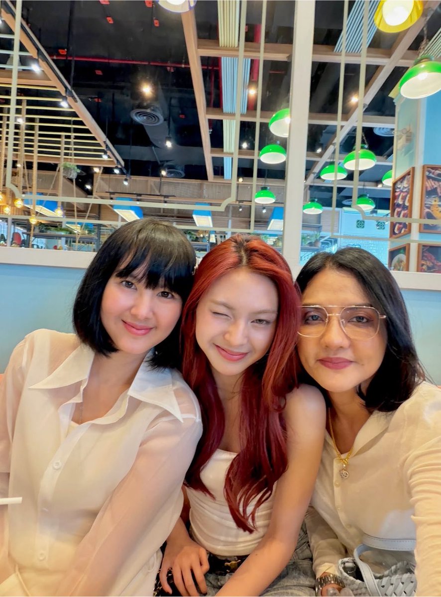 cherycanny's tweet photo. ปีที่แล้วแม่ภีมไม่ได้ถ่ายกับใครเลยปีนี้แคนนี่มาแม่ภีมก็ถ่ายลงเหมือนทุกครั้ง แต่ตอนแรกแอบคิดว่าจะมีพี่เป้อในเฟรมด้วย  ภีมโน1บ้านเเคนนี่  แคนนี่โน1บ้านภีม  จริงๆ ชัดมากก #PEEMWASU #CHIQUITA https://t.co/rspI8dUzf9