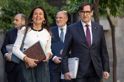 viquirepublica's tweet photo. Sabeu què és l’APE?

-És l’agència d’Avaluació i Prospectiva de l’Educació, creada per avaluar el sistema educatiu, analitzar dades, fer recerca i prospectiva i aportar evidència per orientar les polítiques educatives.

Sabeu quan es va crear?
-Legalment, el 2010.

I quan es va posar en marxa?
Creada el 2010 però havia estat inactiva i “casualment”, es va activar just amb l’arribada del govern Illa, el 2025.

Casualitat? Rasquem una mica més? 

Qui la presideix?
-Esther Niubó, consellera d’Educació.

Qui la governa?
-Un Consell Rector de 12 membres.

Qui l’assessora científicament?
-Un Comitè Científic de 10 experts.

Quantes dotacions estructurals preveu?
25( només en alts càrrecs).

Quants directors d’àrea té?
3. Projectes, Sistemes d’Informació i Serveis Generals.

Saps com han estat nomenats tots els càrrecs? A dit. 

De quins sous estem parlant?
De sous que parteixen dels 70.000 € bruts anuals 

Sabeu quant ens costa l’APE?
Més de 3,1 milions d’euros anuals de pressupost públic. Uns 8.500 euros cada dia.

D’on surten aquests diners?
Principalment, de transferències de la Generalitat.

I què té a veure amb PISA?
L’APE participa en l’anàlisi dels resultats de PISA 2025 i compta amb una experta internacional en PISA al seu Comitè Científic.

Què ha passat amb PISA 2025?
Un 23,2% dels alumnes de la mostra catalana han quedat exclosos, molt per sobre del 5% establert per l’OCDE, comprometent la comparabilitat dels resultats.

Qui avalua els que ens han d’avaluar?

En resum: tenim una agència, un altre “xiringuito”, que ens costa més de 3 milions d’euros l’any i que té com a missió avaluar, analitzar dades i aportar rigor al sistema educatiu, que no ha fotut ni brot per evitar el que ha passat. 

I aquí és on cal començar a estirar del fil.

Perquè la pressa de pèl és tan gran, que ja ni s’esforcen a dissimular-la.

O fem caure aquest govern, d’una vegada per totes, o acabarem perdent-ho tot.

Ja n’hi ha prou.