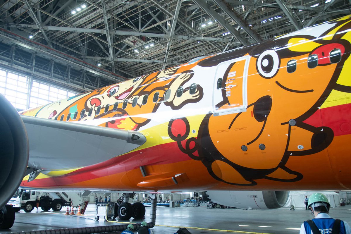 本日の取材はこちら！ANAの特別塗装機「ポケモンジェット 赤」の