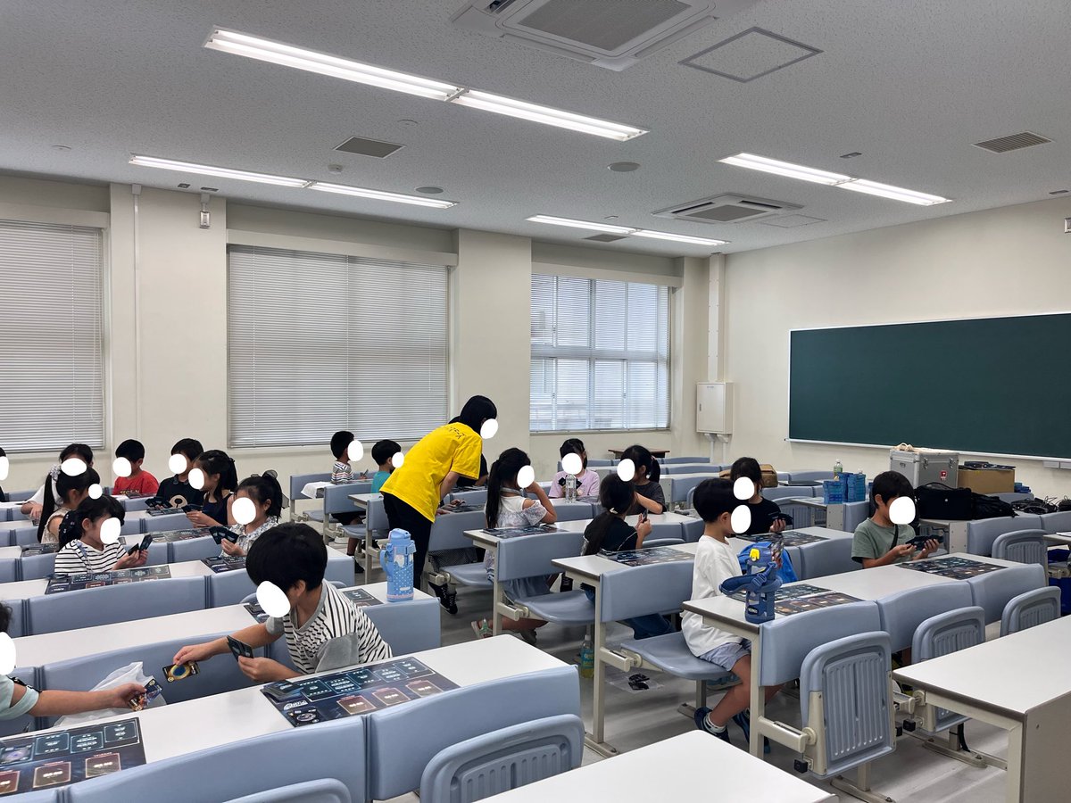 asuchika_'s tweet photo. 【活動報告】
7月12日に大阪大学で開催されたダヴィンチマスターズにあすちかも講師として参加しました🌟
3Dメガネで巡る宇宙旅行には子どもたちも大盛り上がり🚀🌏
後半のカードゲームでは白熱したバトルに子どもたちも夢中🔥🔥
宇宙のおもしろさを体感できる回となりました！ https://t.co/XSjVa57rfA
