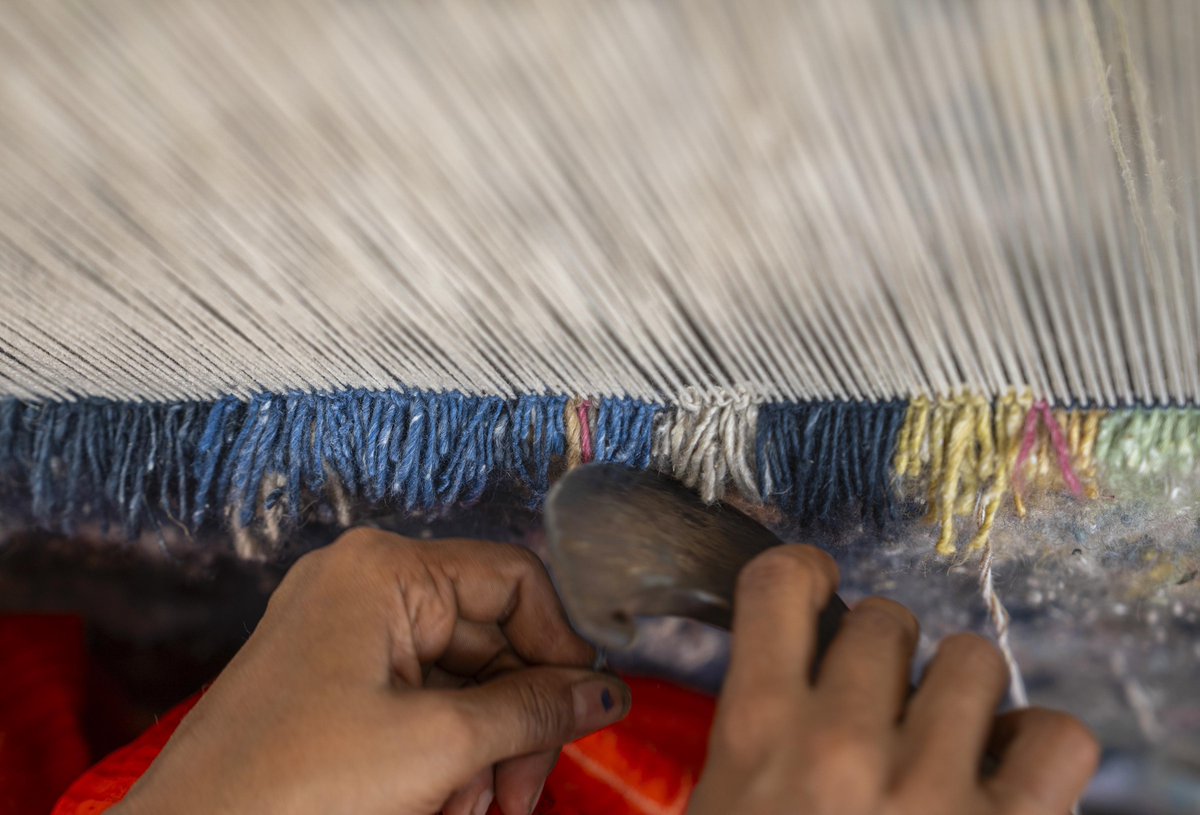 artofhmc's tweet photo. Most people think rug fringes are decorative.

In reality, they're one of the most important structural parts of a handmade carpet—helping hold thousands of knots together.

Discover the fascinating story behind carpet fringes. 👇

#CarpetFringes #HandmadeCarpets #RugCare https://t.co/IssvLq845M