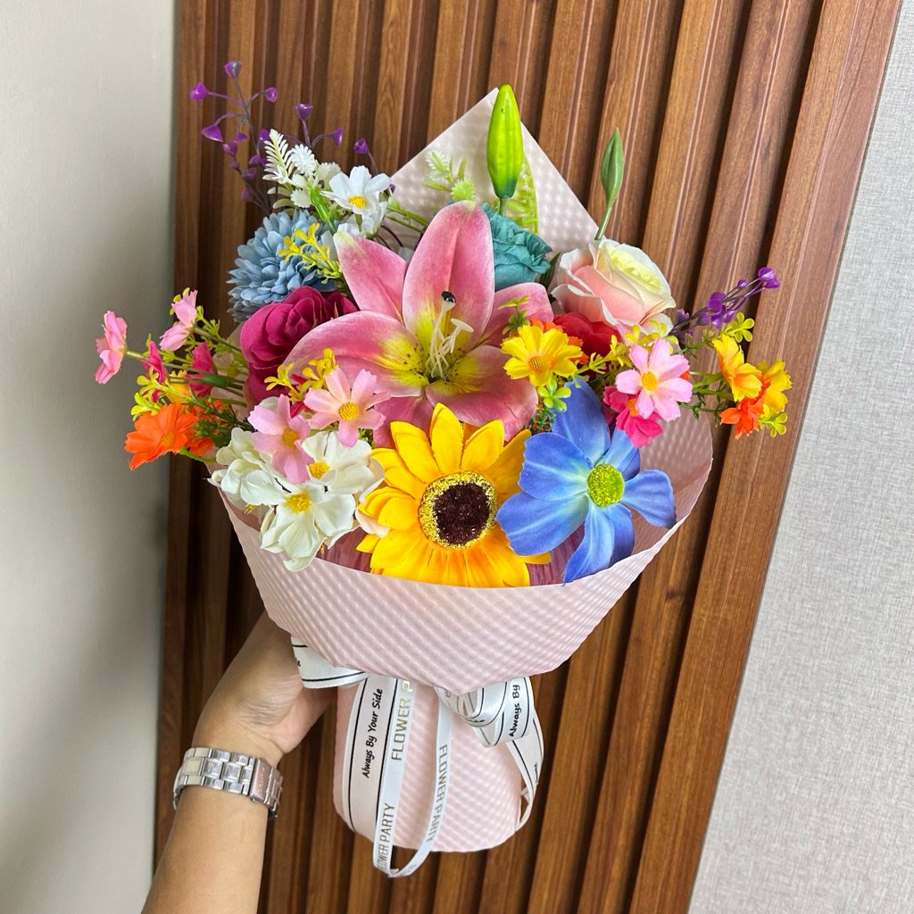 mirxclww's tweet photo. buket bunga colorful vs soft 

kamu lebih suka yg mana??? https://t.co/h2sxDYfP9J
