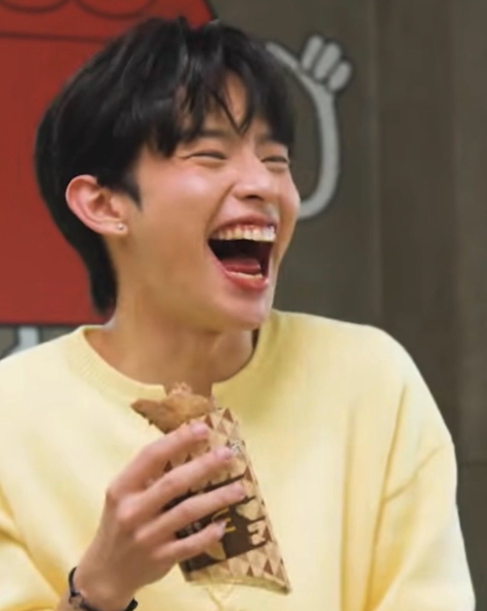 caprikenszn's tweet photo. lah si jahsten tawang tawa?????? ALAM Q HAPPY PILL MO YAN PERO KALMAHAN MO BOI 

#kentin https://t.co/GhZAXgeStG