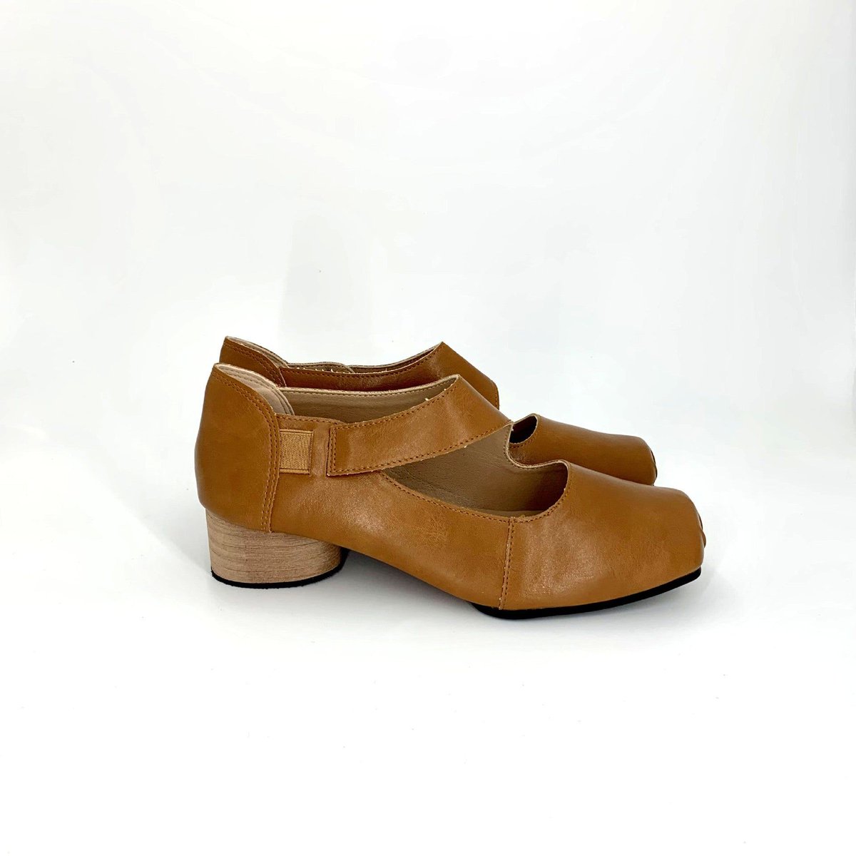 SarahExpressX's tweet photo. Looking for a structured, retro-inspired flat? Our square-toe ballet flats feature a slip-on design and soft microfiber lining. Choose between a flat sole or a chunky block heel for your daily rotation.

#balletflats #squaretoeshoes #vin...…
https://t.co/aYILeR3GuN https://t.co/aoGKYG9Kbj
