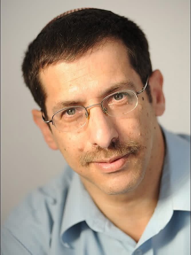 yayafink's tweet photo. אורי אורבך עליו השלום בטקסט שנכתב לפני 12 שנים ורלוונטי מאי פעם:

״אני מניח שהדברים של יעקב אבינו לשמעון ולוי לא עברו בשקט. ״עכרתם אותי להבאישני בקרב יושבי הארץ״, הוא אמר לאחר שבניו הגנו על כבודה של דינה אחותם ושחטו את יושבי שכם.

התורה לא מספרת, אבל אנשים ממשפחת יעקב ישר הגיבו: איך יעקב מדבר ככה על הילדים שלו שאולי עשו טעות, אבל הם צדיקים גדולים? ולמה לכבס את הכביסה המלוכלכת בחוץ? ולמה יעקב רץ לגנות ראשון, כאילו הוא איזה שמאלני? אנחנו לא בעד מה שהם עשו, אבל צריך קודם כל לברר מי עשה את זה, מה היו הנסיבות, ובינינו, אולי דווקא טוב שיש קיצונים כאלה, שיפחדו קצת מאיתנו.

אנחנו לא יעקב, ומתפרעי ובריוני תג מחיר לסוגם אינם שמעון ולוי. הרי צריך לומר זאת גם החוצה ובעיקר פנימה: אין לנו חלק ונחלה איתכם. אני מאחל ומקווה שהמשטרה תעצור אתכם אחד אחד, ושתשבו קצת בכלא כדי להתקרר.

אני יודע שזה ייגמר באסון כבד. בפעם הבאה מישהו ישלוף רובה, מהפאניקה, מהלחץ, מישהו אחר ישליך אבן, ולרוע המזל, הפעם היא גם תהרוג. ההרוגים יכולים להיות שלושה-ארבעה מתפרעים, והם יכולים להיות גם קצין בחטיבה מרחבית, סמג”ד. מה תגידו אז? שזו תאונה? שהם לא התכוונו? שזה קרה בגלל הגינויים?

הם נמאסו עליי, עדרי הפראים האלה, כבר מזמן. כל נפלטי הישיבות, מנותקי המשפחות. הם גוררים איתם גם כמה מתלהבים צעירים שבאים לעשות בלגן, לפרוע באוכלוסייה ערבית, להציק לקציני צה”ל, כדי שהצבא יהיה עסוק במשימות אחרות ולא בפעולות עקירה של מאחזים״.