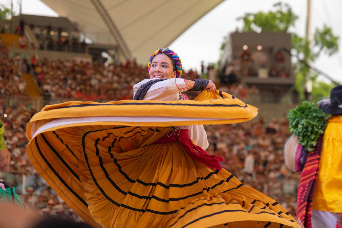 nvinoticiasoax's tweet photo. 🌺🎆 ¡Hasta pronto, Guelaguetza 2026!
Oaxaca cerró su máxima fiesta entre música, tradición y miles de aplausos. El Cerro del Fortín volvió a ser testigo de una celebración que dejó recuerdos imborrables. 💃✨ https://t.co/gwZ2qB8H0l