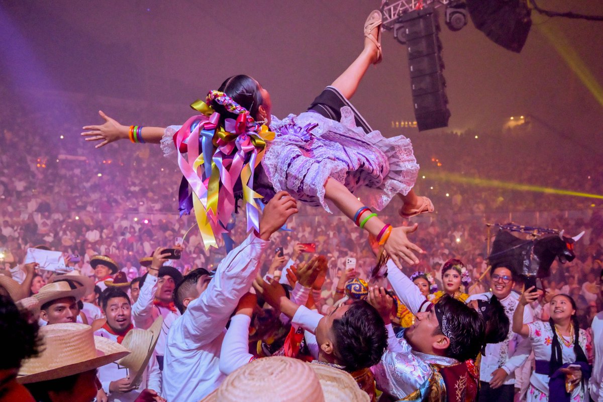 nvinoticiasoax's tweet photo. 🌺🎆 ¡Hasta pronto, Guelaguetza 2026!
Oaxaca cerró su máxima fiesta entre música, tradición y miles de aplausos. El Cerro del Fortín volvió a ser testigo de una celebración que dejó recuerdos imborrables. 💃✨ https://t.co/gwZ2qB8H0l