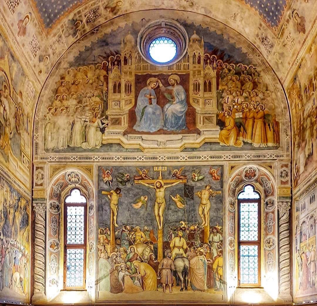 JesuslopezGil00's tweet photo. Gótico italiano (Trecento) de Altichiero da Zevio que muestran la Crucifixión y la Coronación de la Virgen. Basílica de San Antonio de Padua (Italia). Altichiero rompe con la rigidez bizantina, aportando tridimensionalidad, realismo y expresividad a los rostros y cuerpos. https://t.co/XgdT3Ae9R1