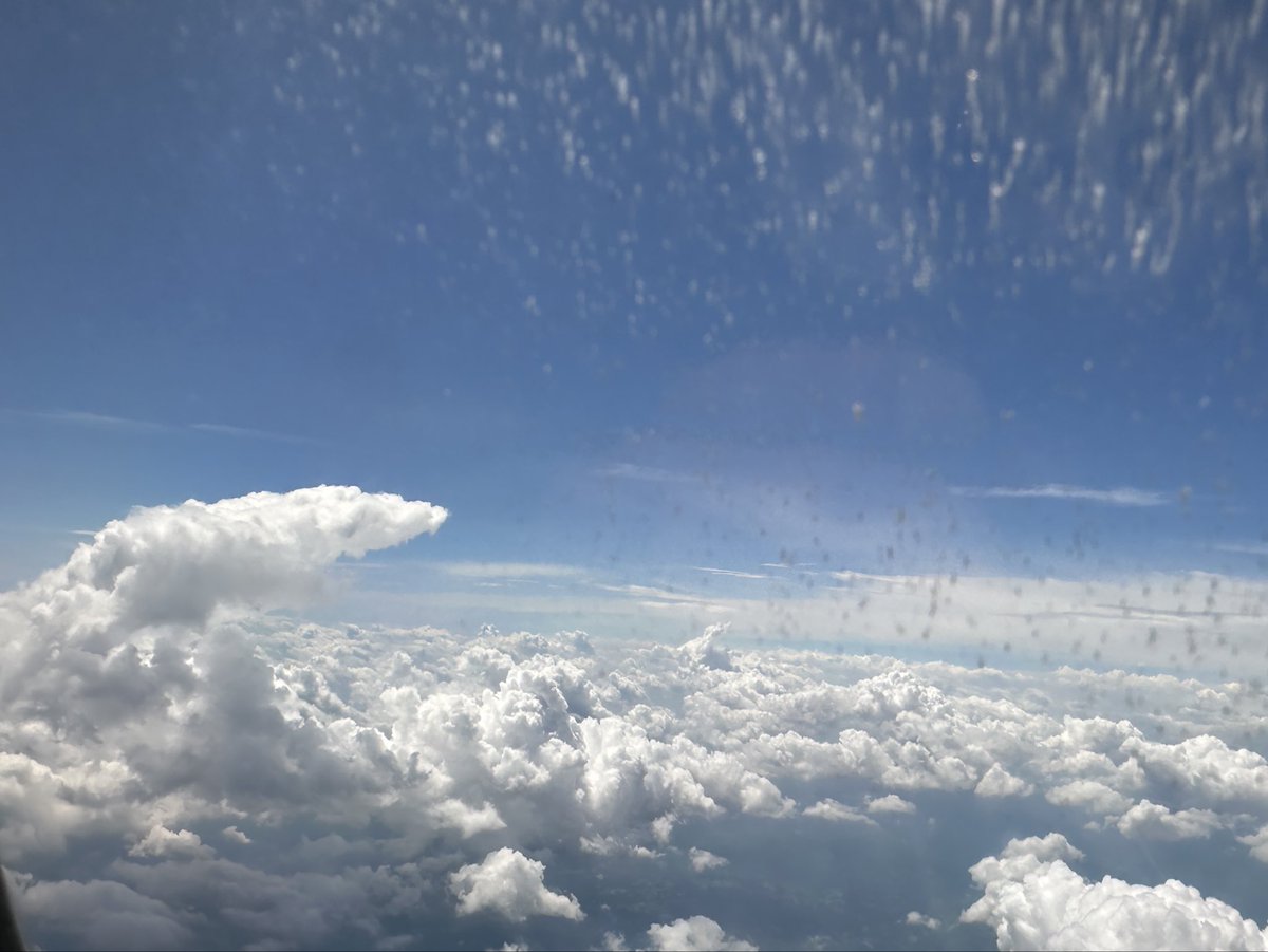 LuloHorkew's tweet photo. 夏雲の上を https://t.co/J7ot4ujRJ8